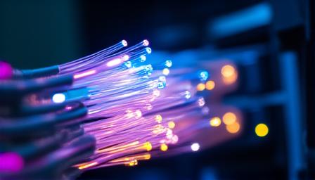 Cables de fibra óptica transmitiendo datos